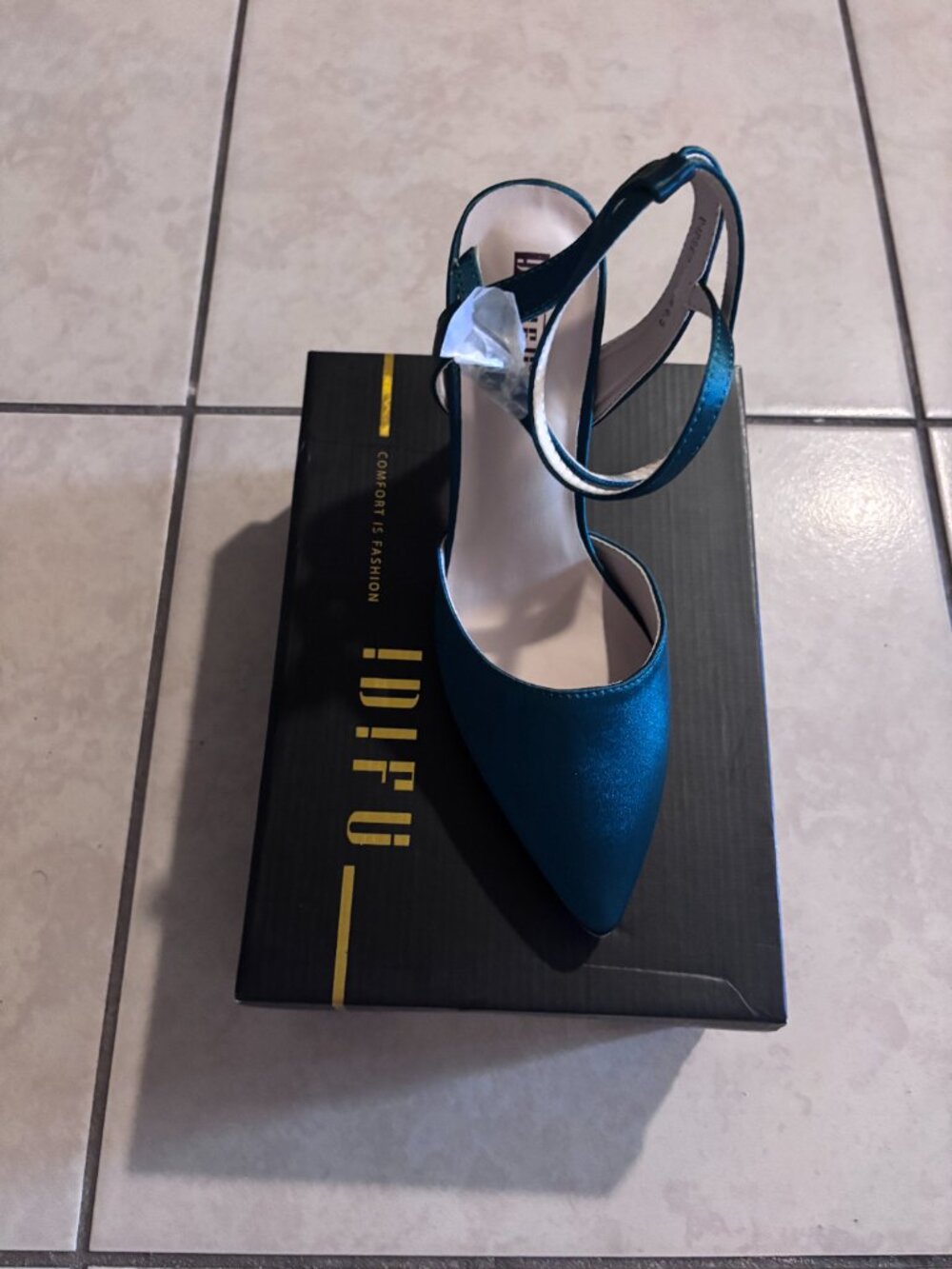 NWT Emerald Green Satin Pointed Toe Ankle Strap Heels - Size 8.5 - Picture 3 of 4